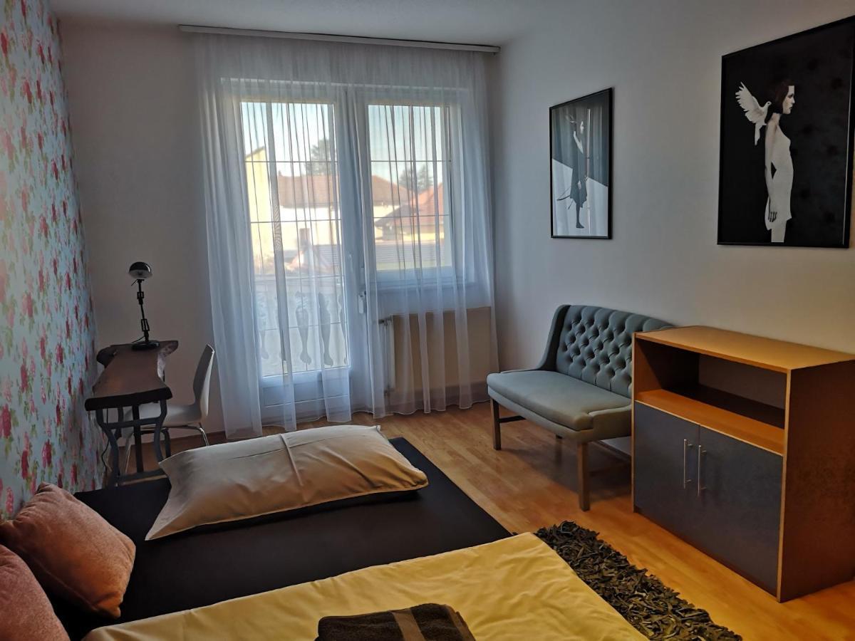 Hotello Apartmanhaz Es Panzio 절러에게르세그 외부 사진